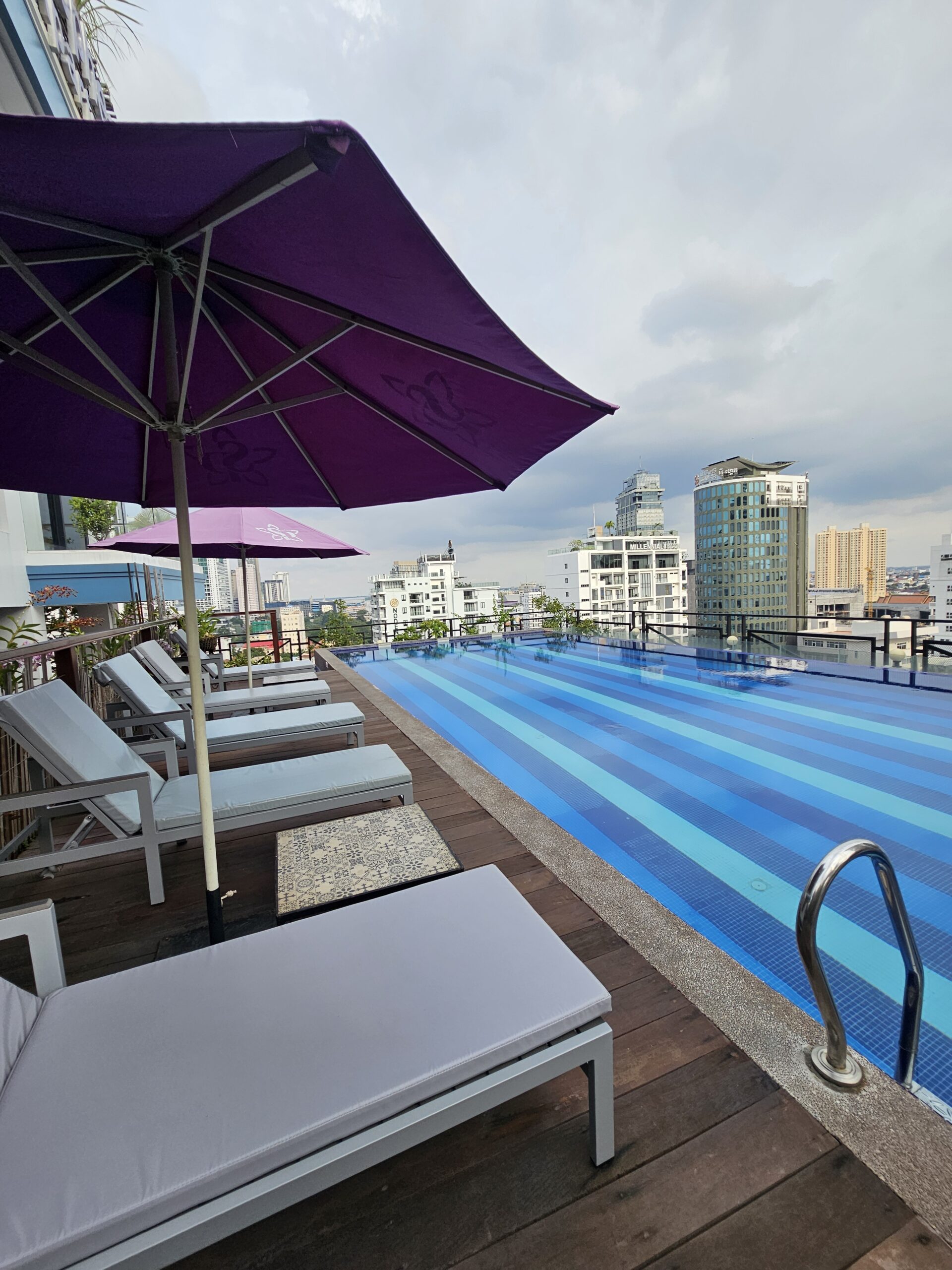 Newly Renovated Apartment 2 Bedrooms and bathrooms with swimming pool 🏊